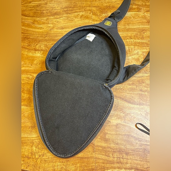 Roots Sport red & black sling back bag - Picture 11 of 12